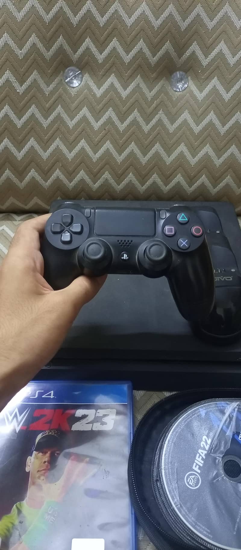 1tb PS4 slim | 2games 2original controller 1copy controller 3