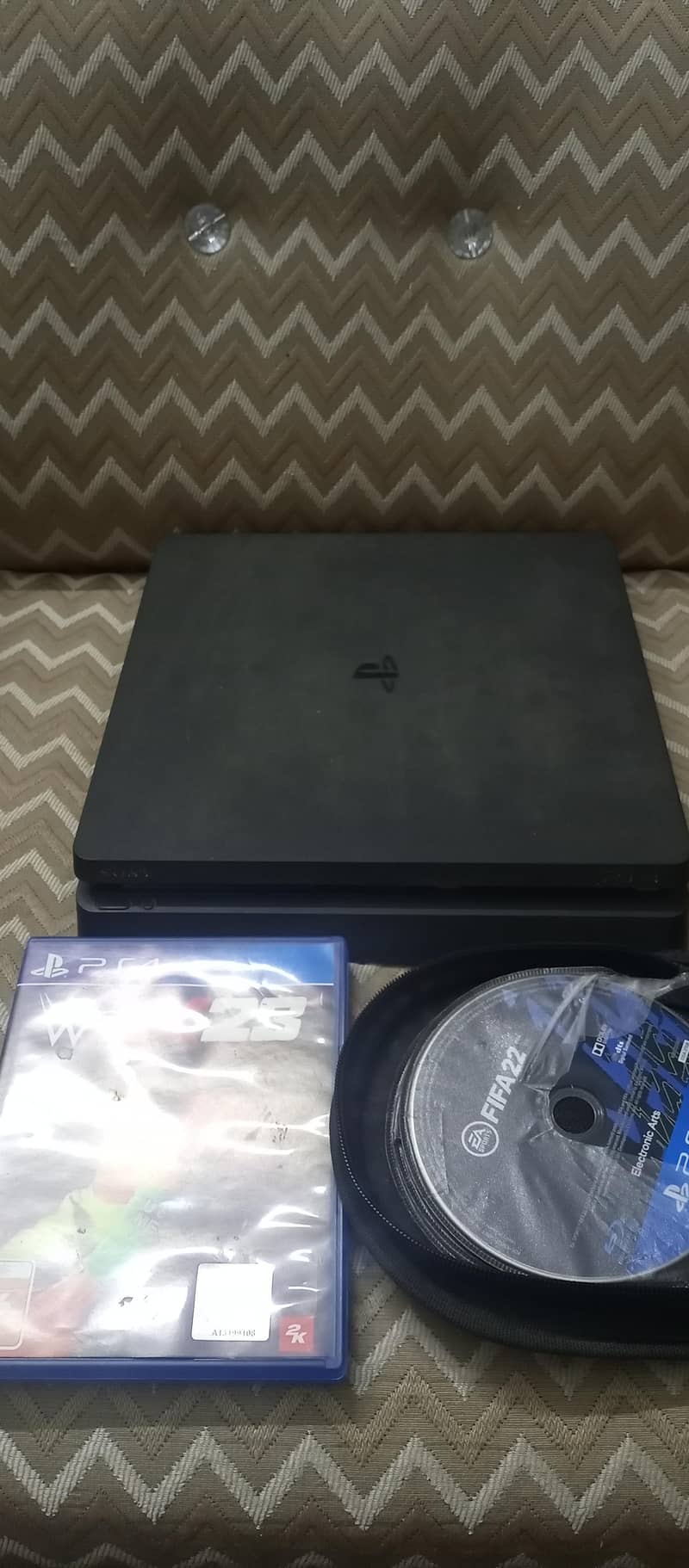 1tb PS4 slim | 2games 2original controller 1copy controller 4