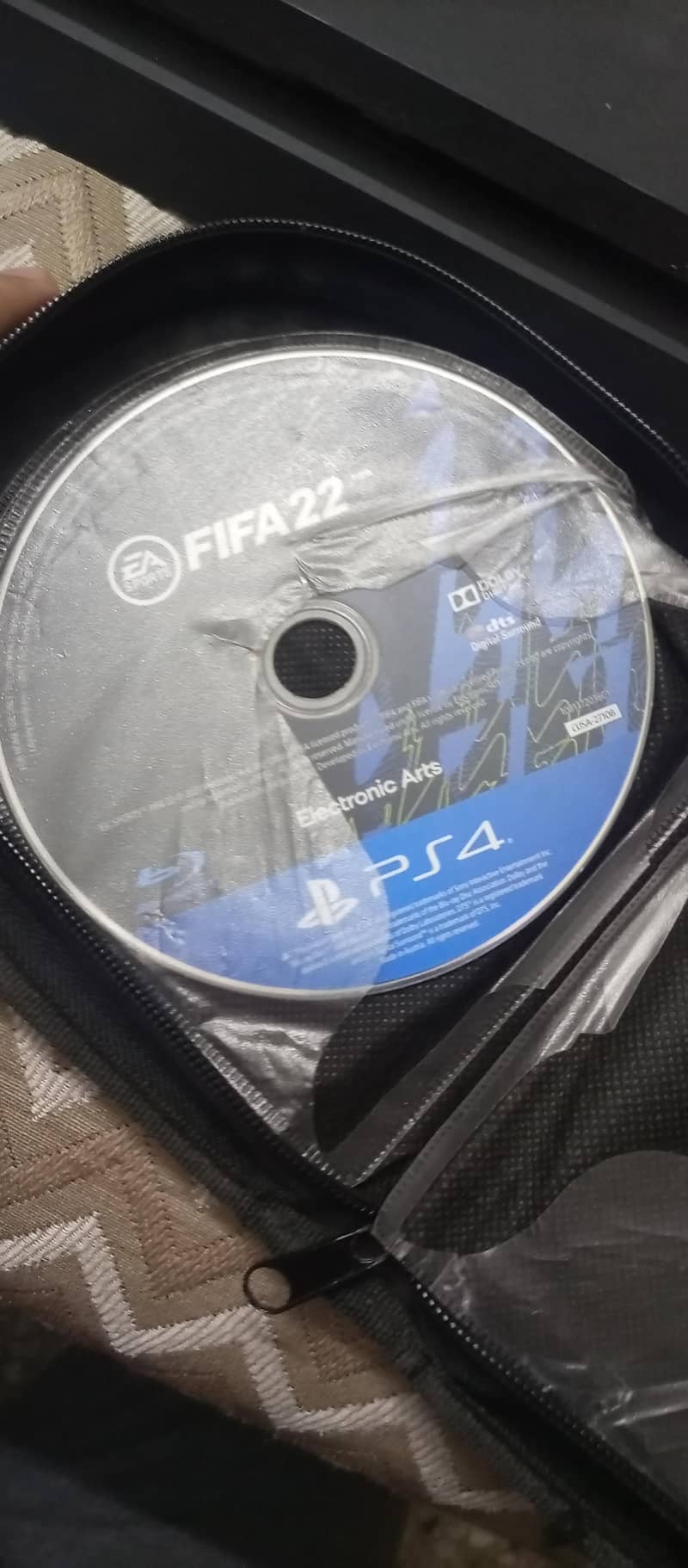 1tb PS4 slim | 2games 2original controller 1copy controller 6