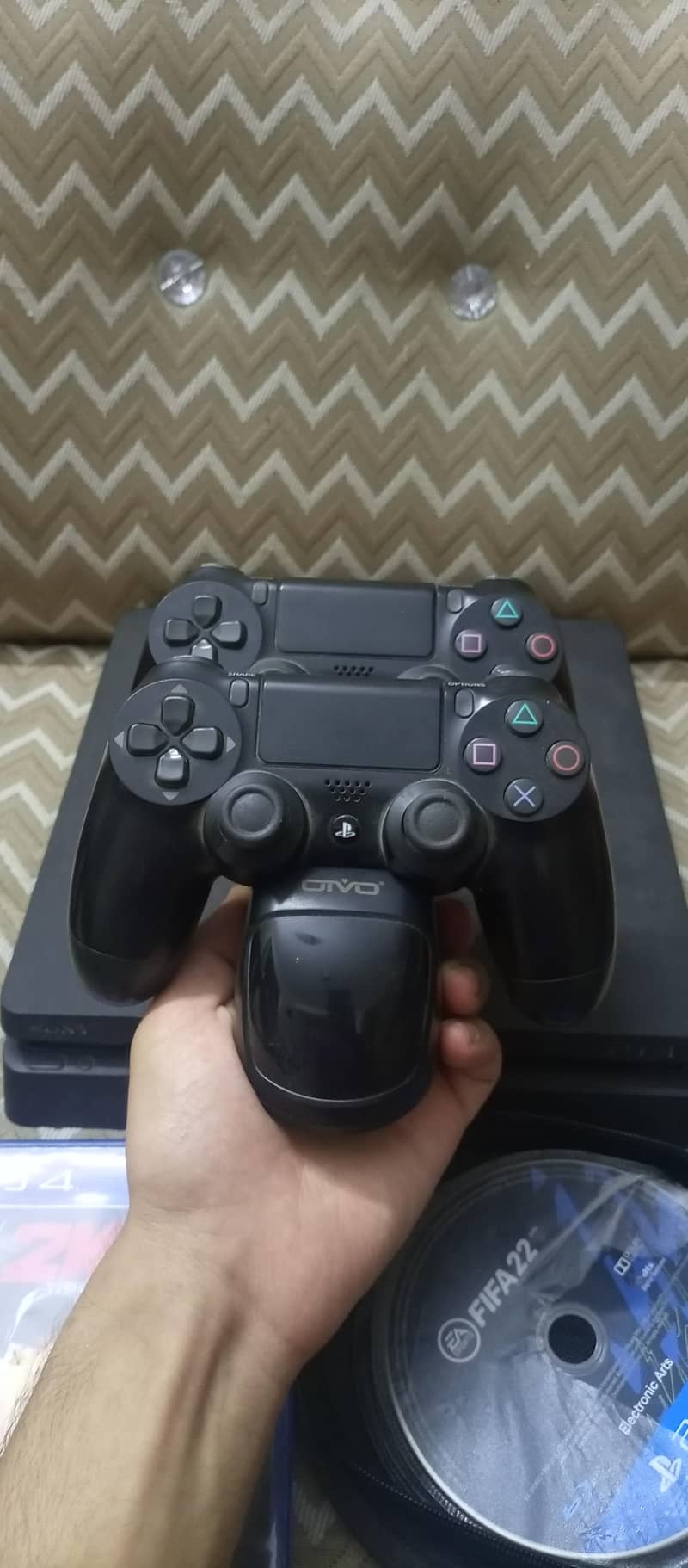 1tb PS4 slim | 2games 2original controller 1copy controller 8