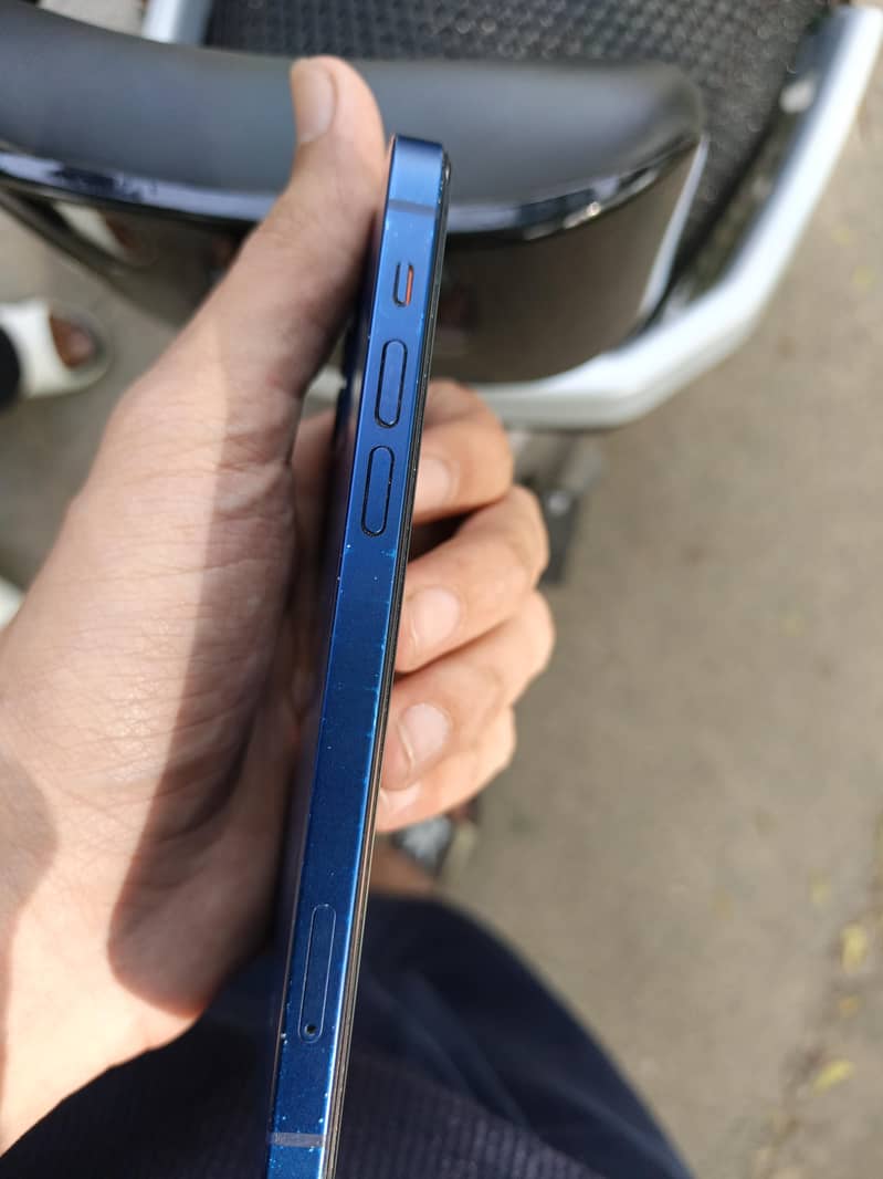 Apple iPhone 12 4
