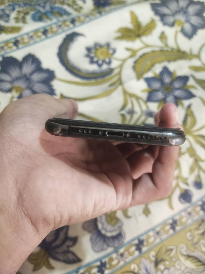 Apple iPhone XS 4