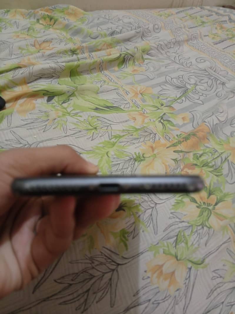 Apple iPhone 8 Plus 3
