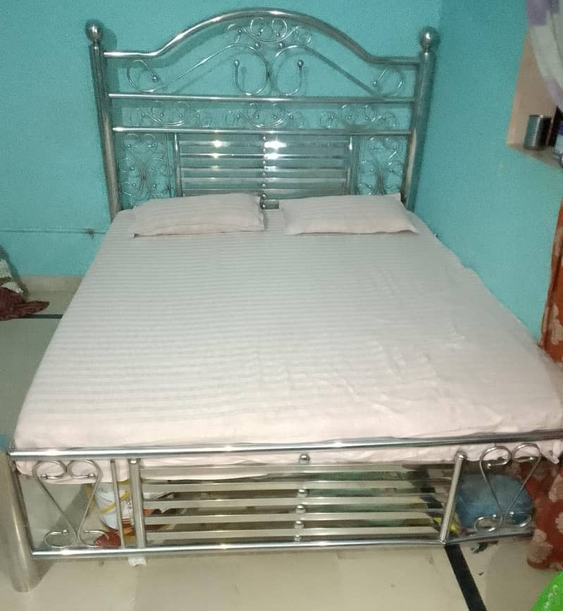 queen bed 1