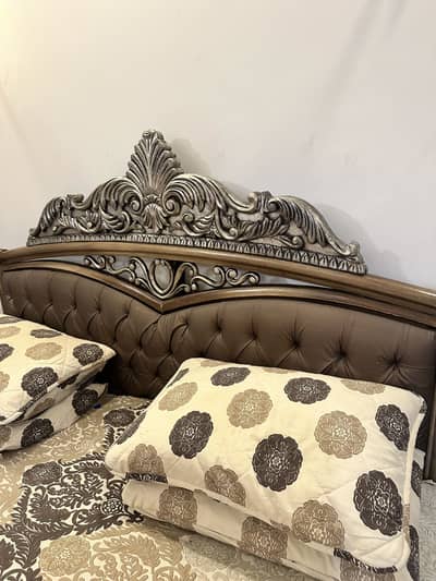 1 bed with 2 side tables