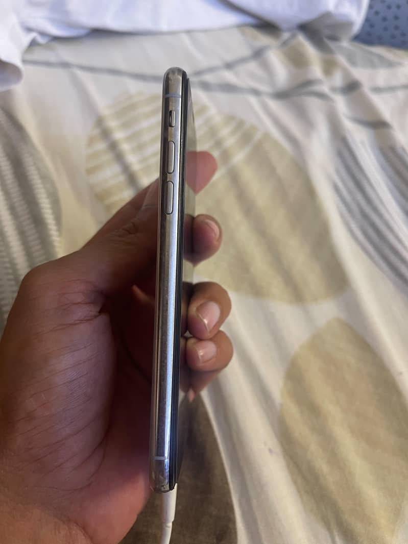 Apple iPhone X 4