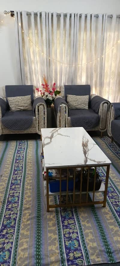 Beautiful looking sofa set new condition white color without and marks