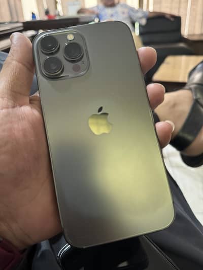 Apple iPhone 13 Pro Max LLA 96% 10/10 Scratchless Phone one handed use