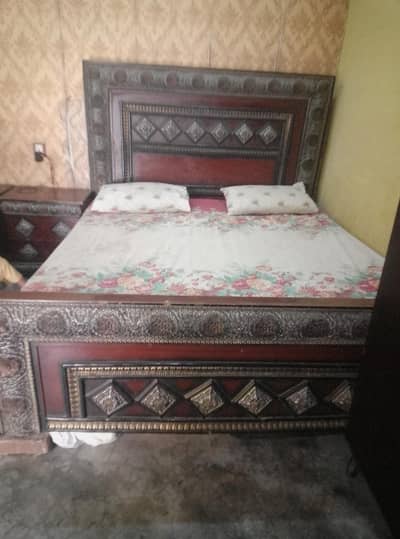 king size bed with side tables