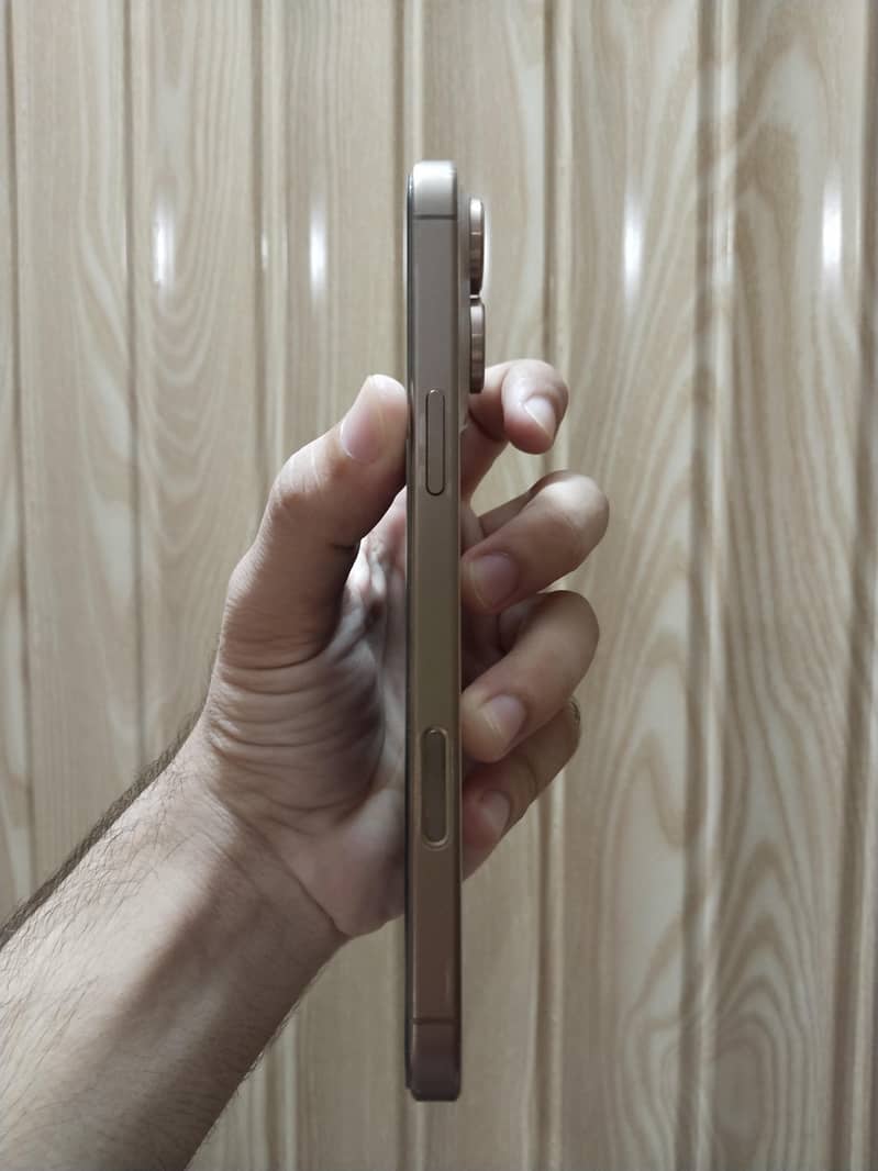 Apple iPhone 16 Pro Max 2