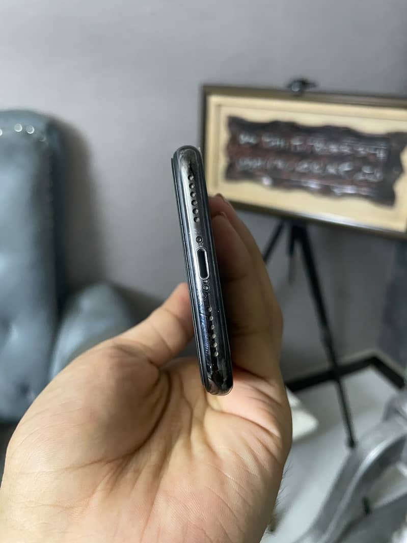 Apple iPhone X 4