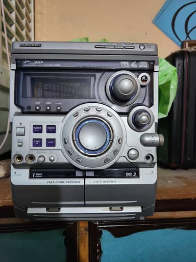 Samsung Audio System / Amplifier - Model MAX-VB550