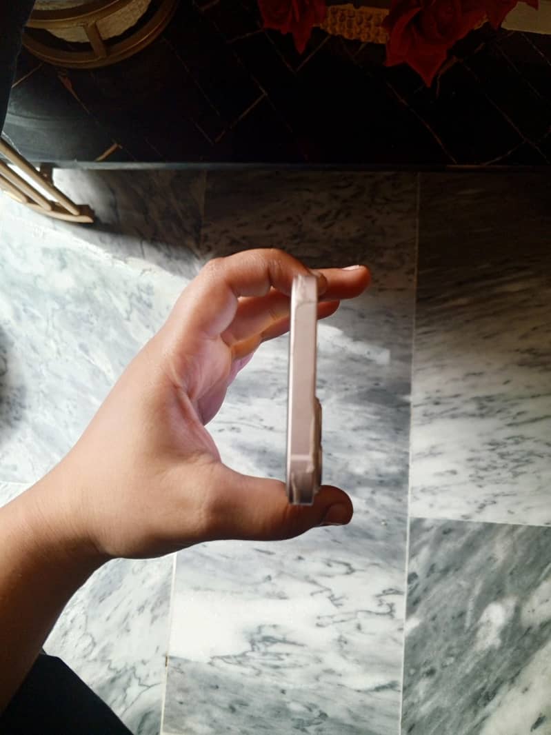 Apple iPhone 13 4