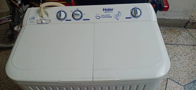 Haier HWM100-AS twin-tub washing machine