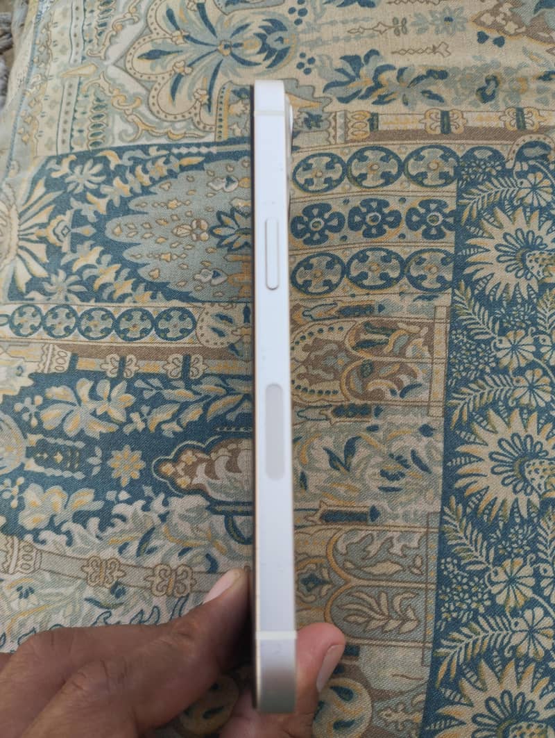 Apple iPhone 13 4