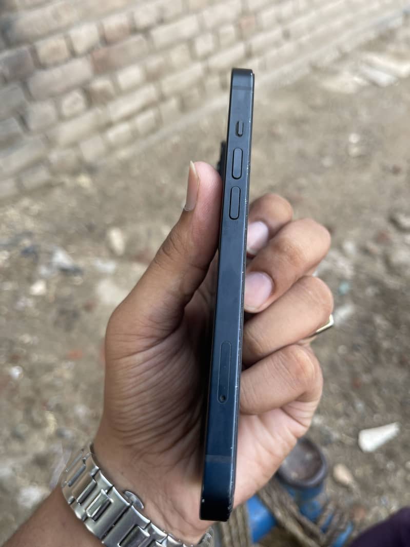 Apple iPhone 13 5