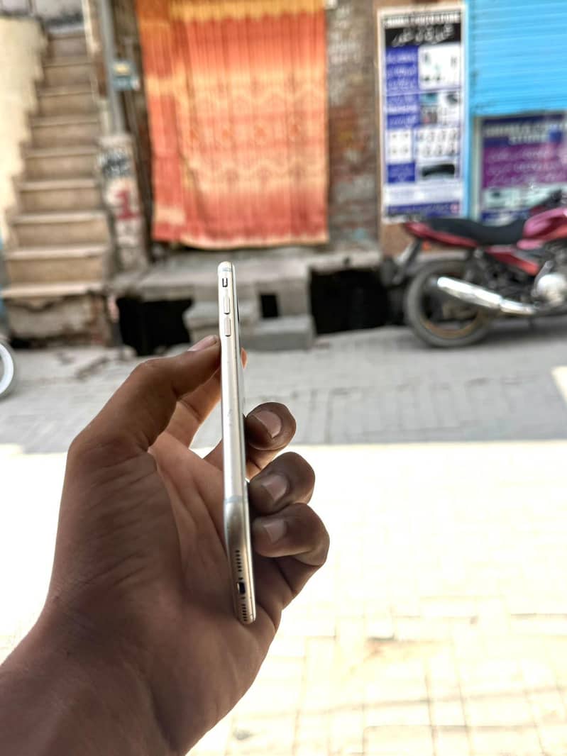 Apple iPhone 7 0