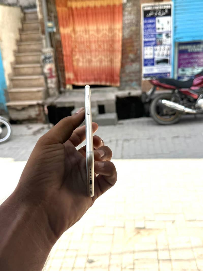 Apple iPhone 7 3