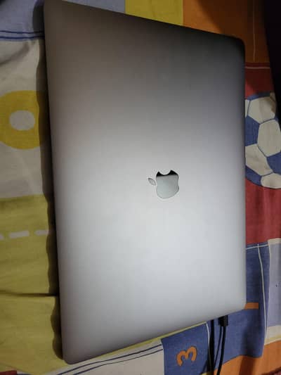 Macbook pro 2019 core i9 32 gb ram 1 tb storage