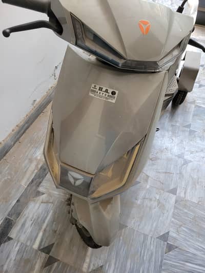 yadea t5 schooter only 55 km drive two extra wheel
