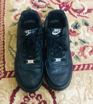 Black Nike shoes were wore only once the condition of those are 10/10