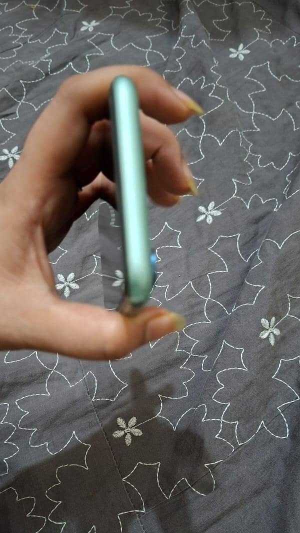 Apple iPhone 11 4