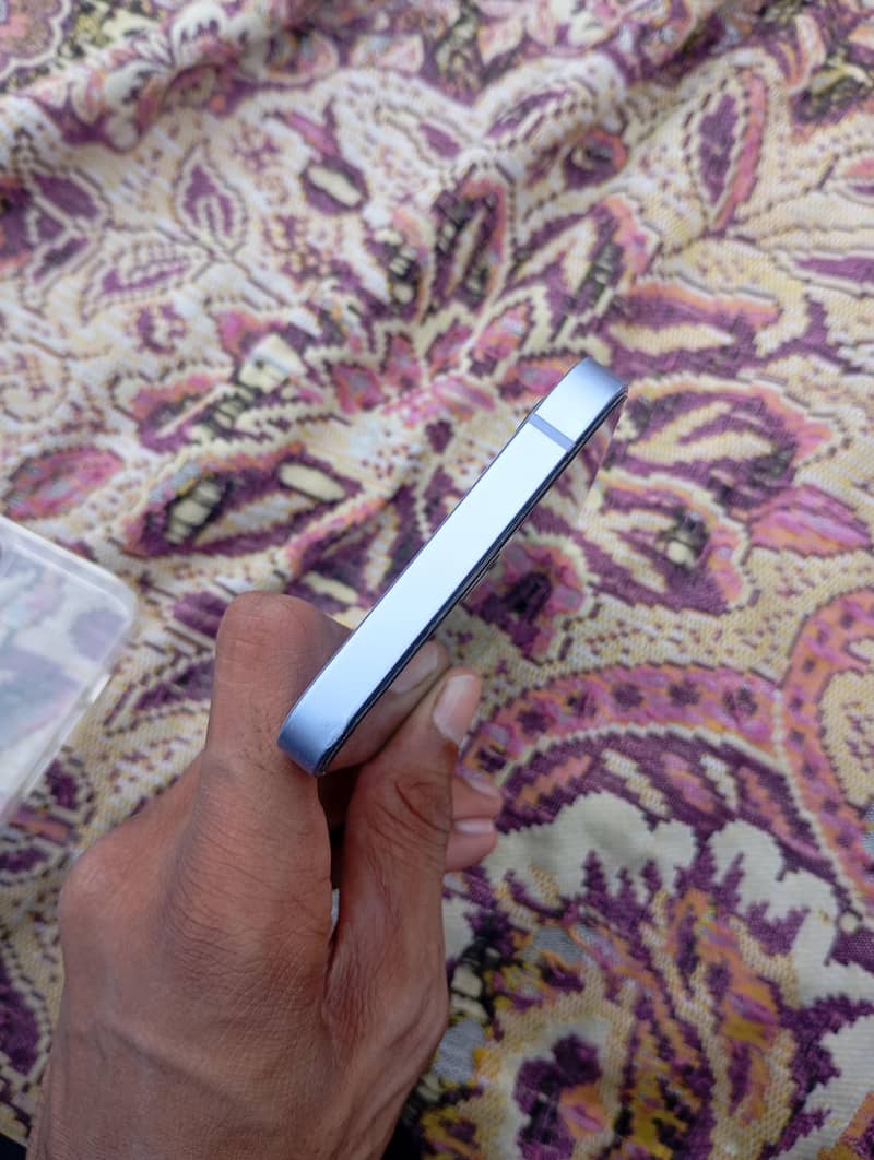 Apple iPhone 12 4