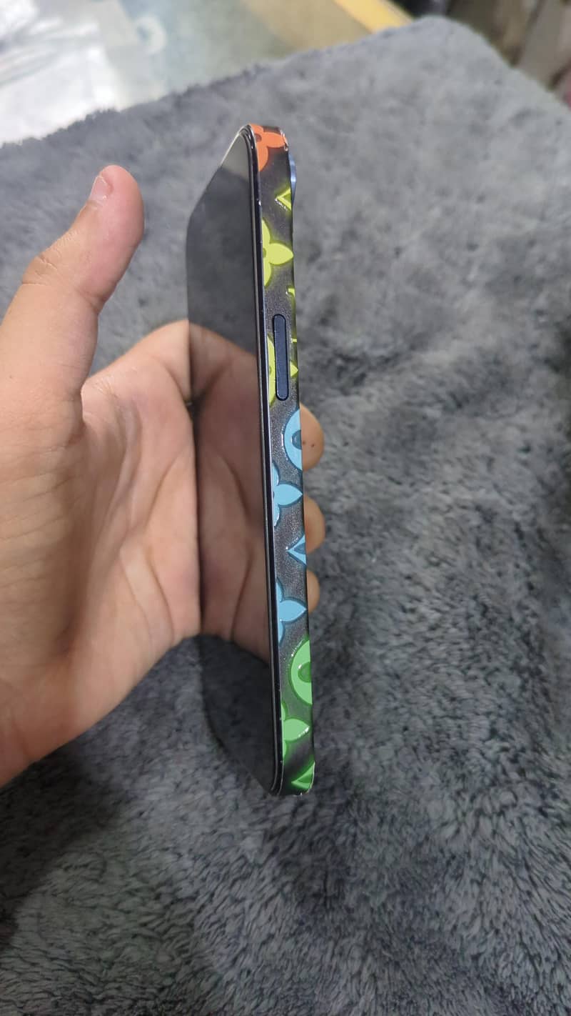 Apple iPhone 13 2