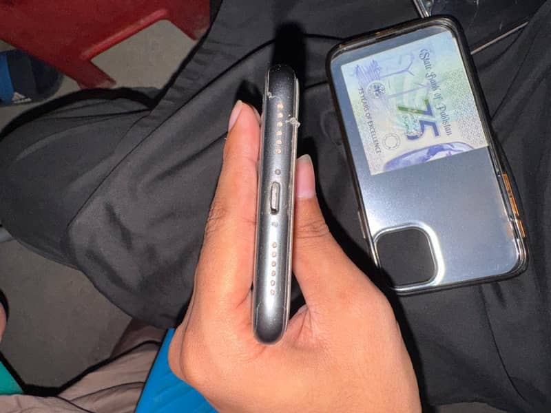 Apple iPhone 11 4