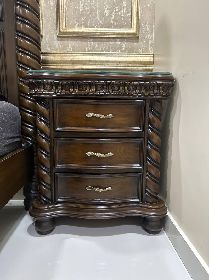 Bed, 2 side tables , dressing table 3