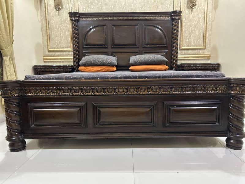 Bed, 2 side tables , dressing table 4
