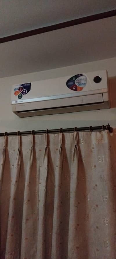 Dawlance 1 ton Non-inverter Chilling AC