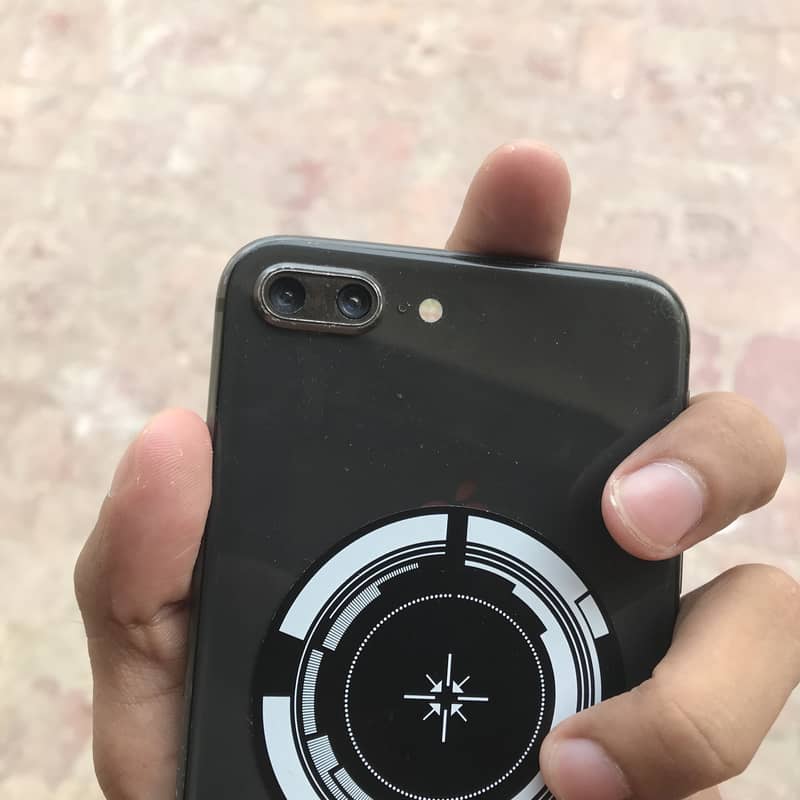 Apple iPhone 8 Plus 1