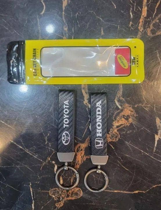 CAR KEYCHAIN CARBON FIBER MATERIAL WITH HOOKS AVAILABLE IN HONDA AND TOYOTA LOGO