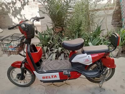 ye Scooty bachy or baray dono Chala skty h