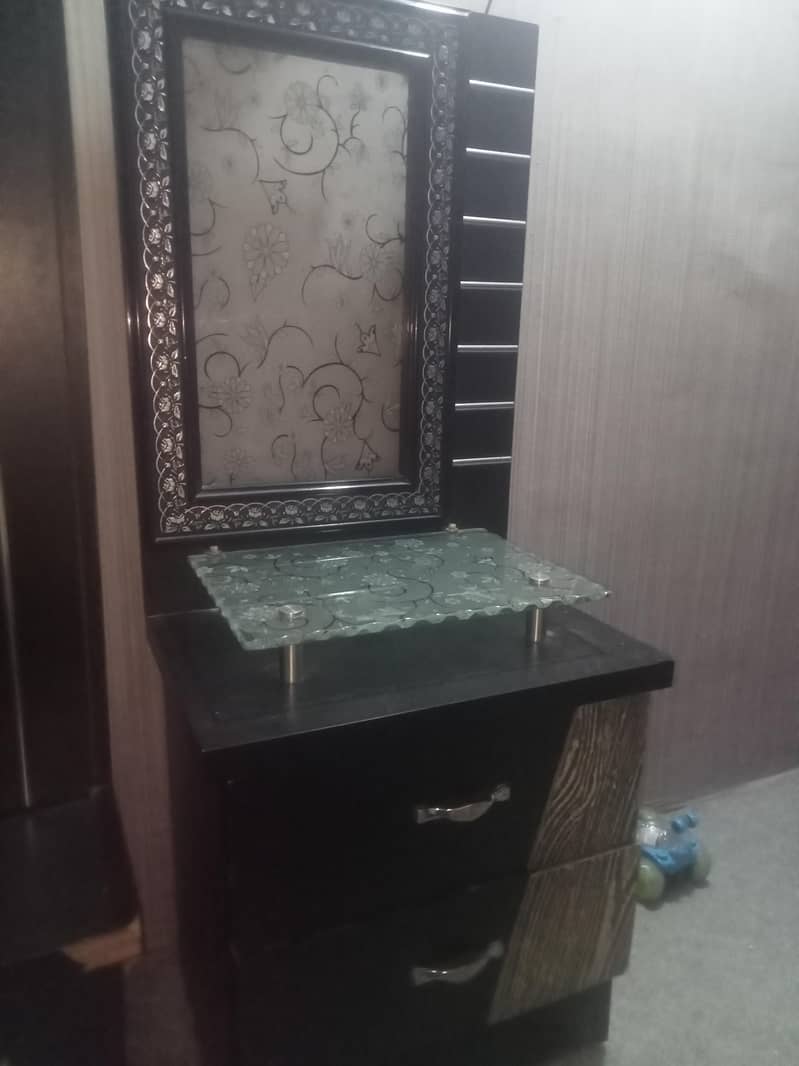2side tables 0