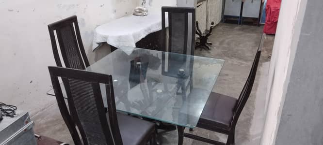 4 siter dining table and 1 side table 03249441589