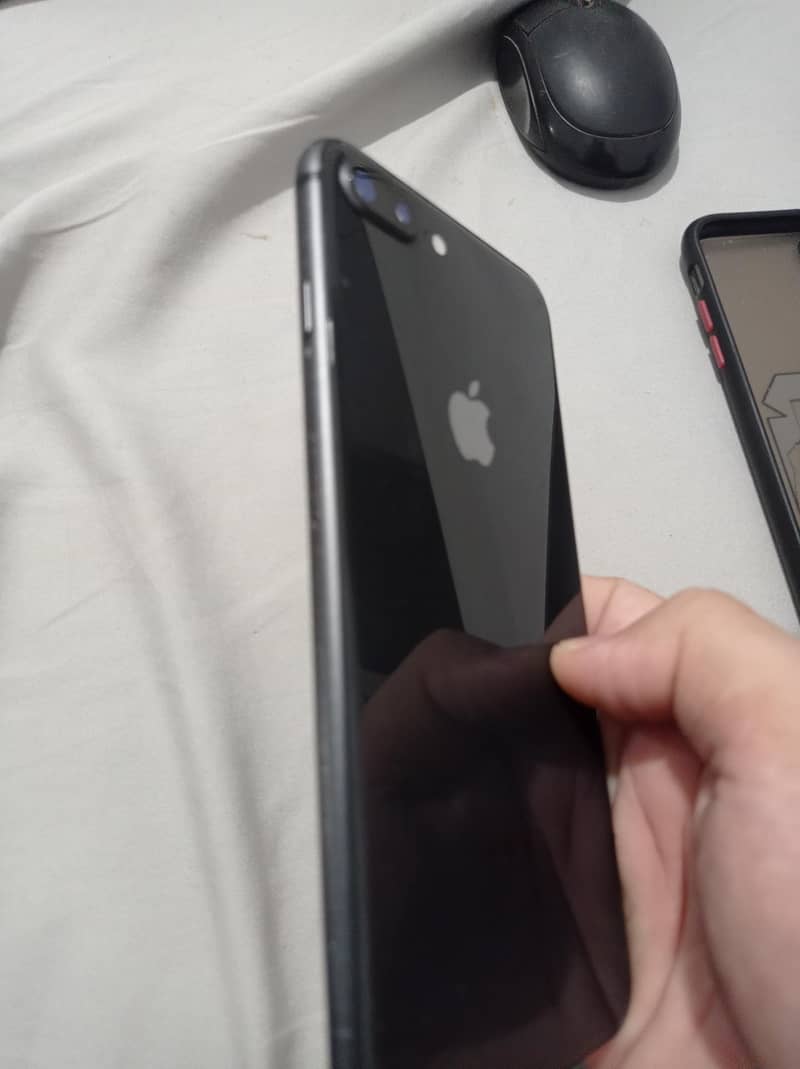 Apple iPhone 8 Plus 1