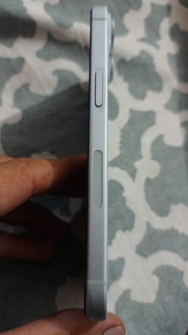 Apple iPhone 15 4
