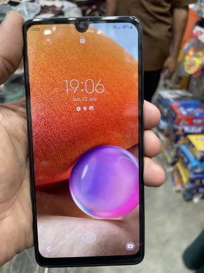 Samsung Galaxy A32 6GB 128GB one hand use