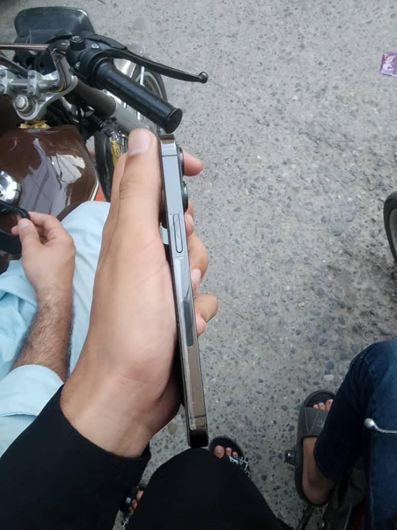 Apple iPhone 13 Pro 2