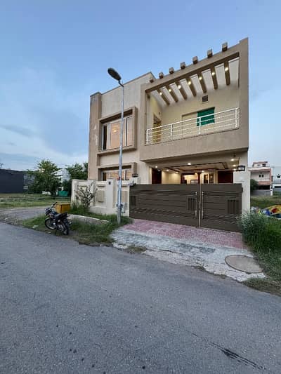 7 Marla House Available For Rent In Abubaker Block Proper Double Unit 5 Bedrooms very near to park market and mosque