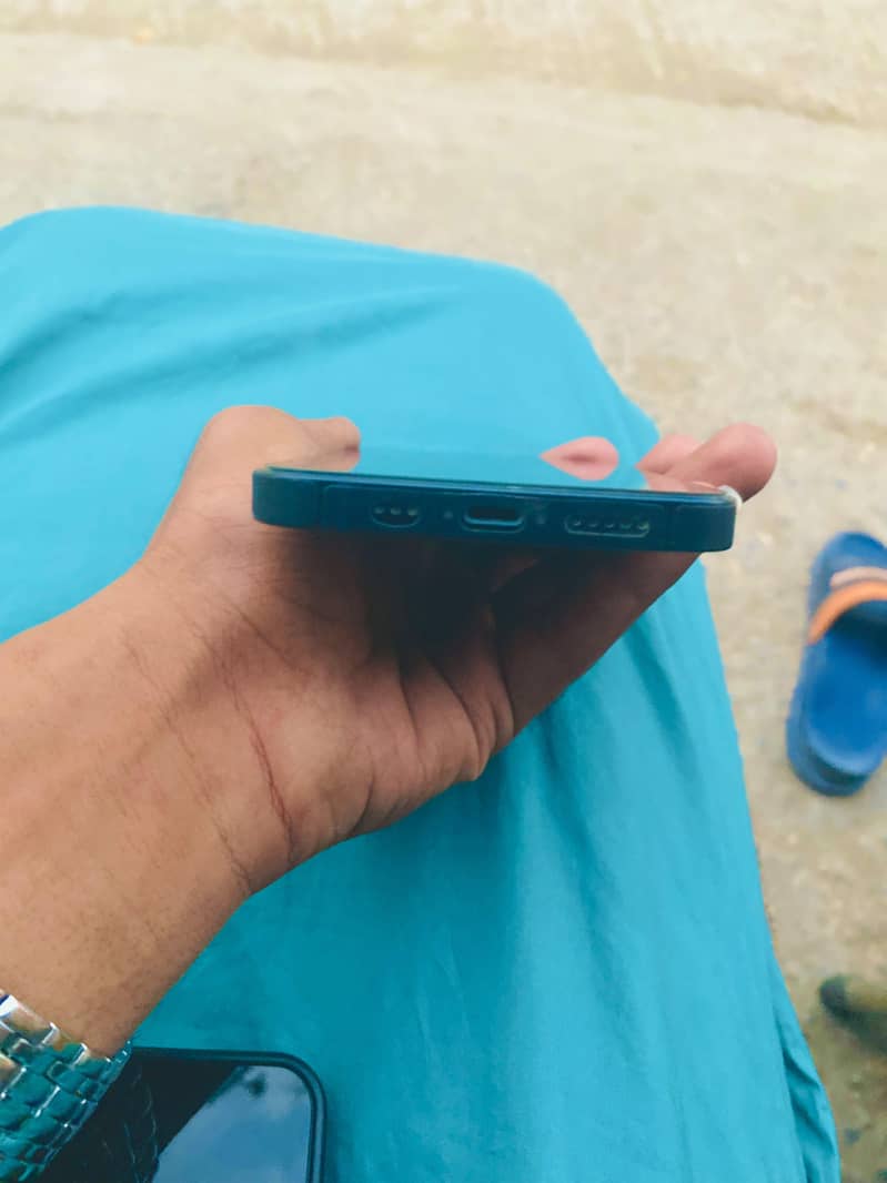 Apple iPhone 13 0