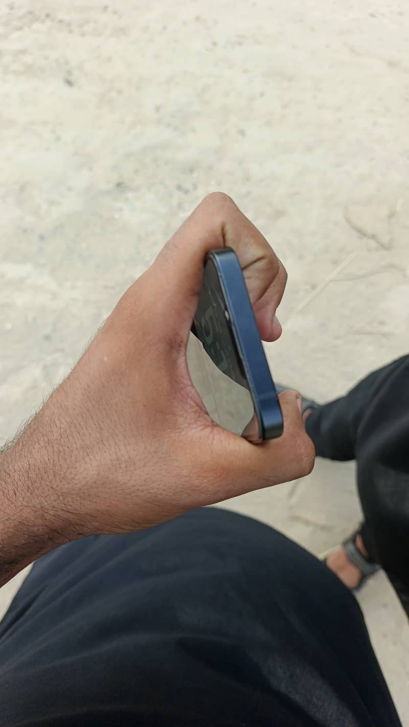 Apple iPhone 16e 0