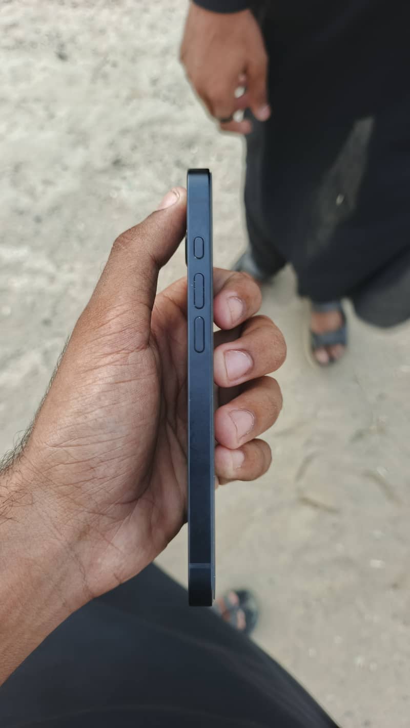 Apple iPhone 16e 1