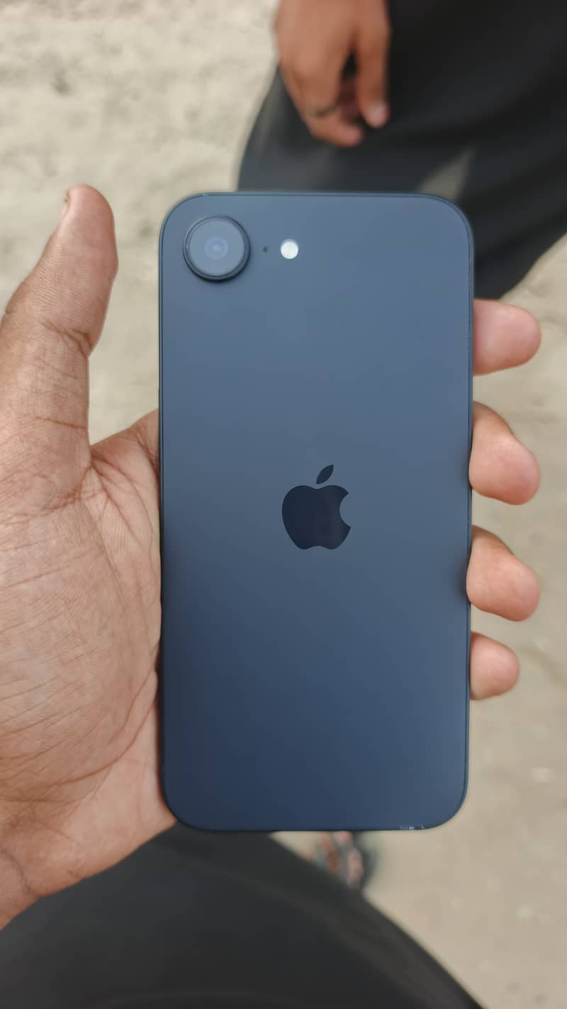 Apple iPhone 16e 3