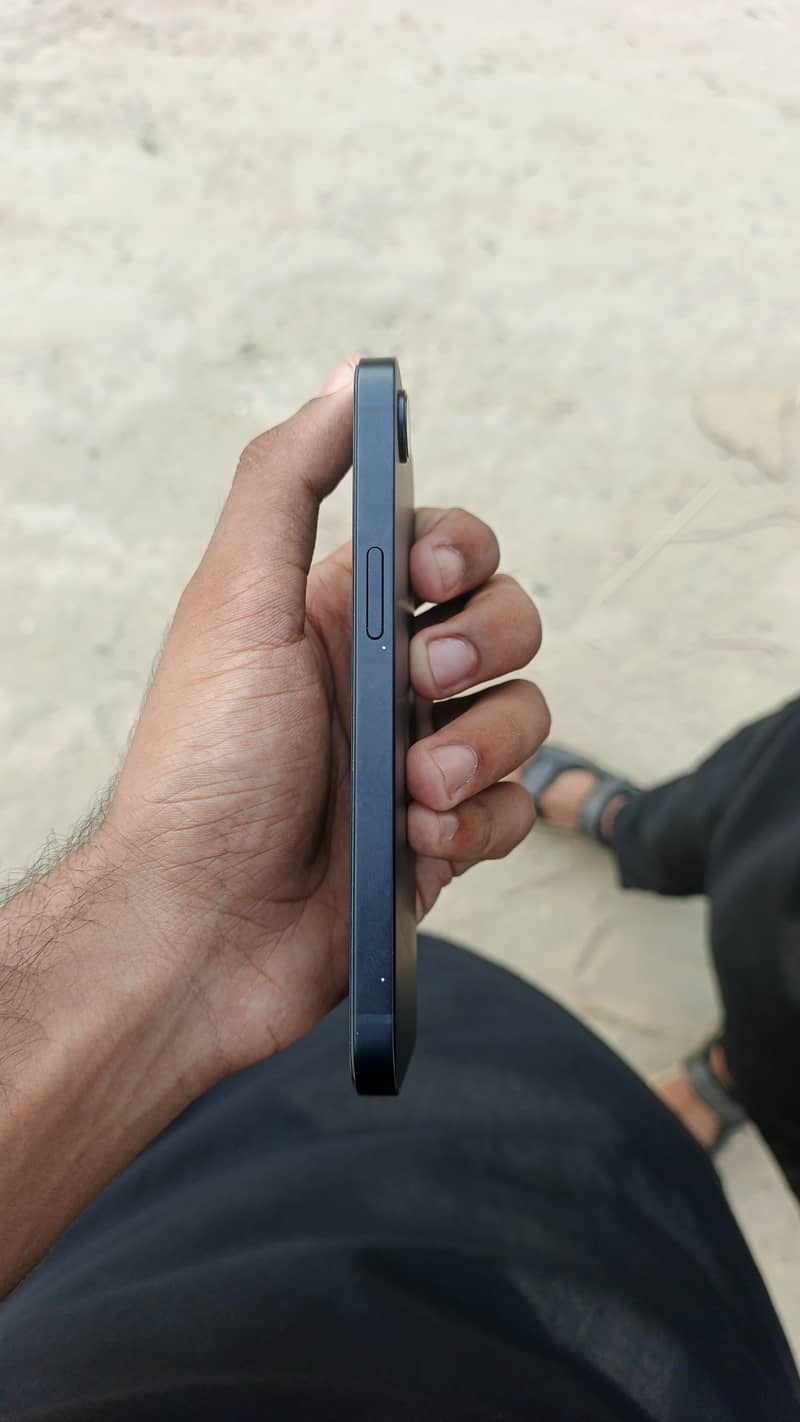 Apple iPhone 16e 4