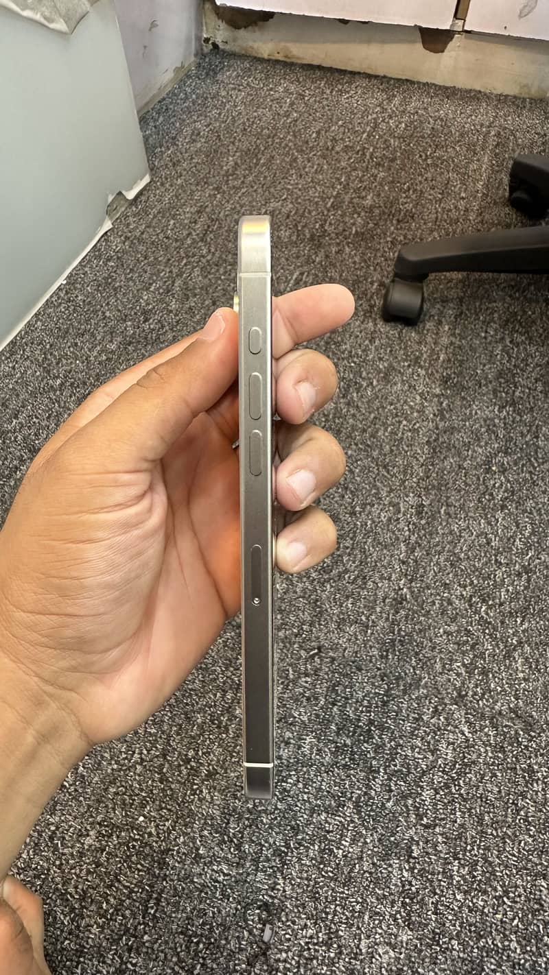 Apple iPhone 15 Pro Max 4