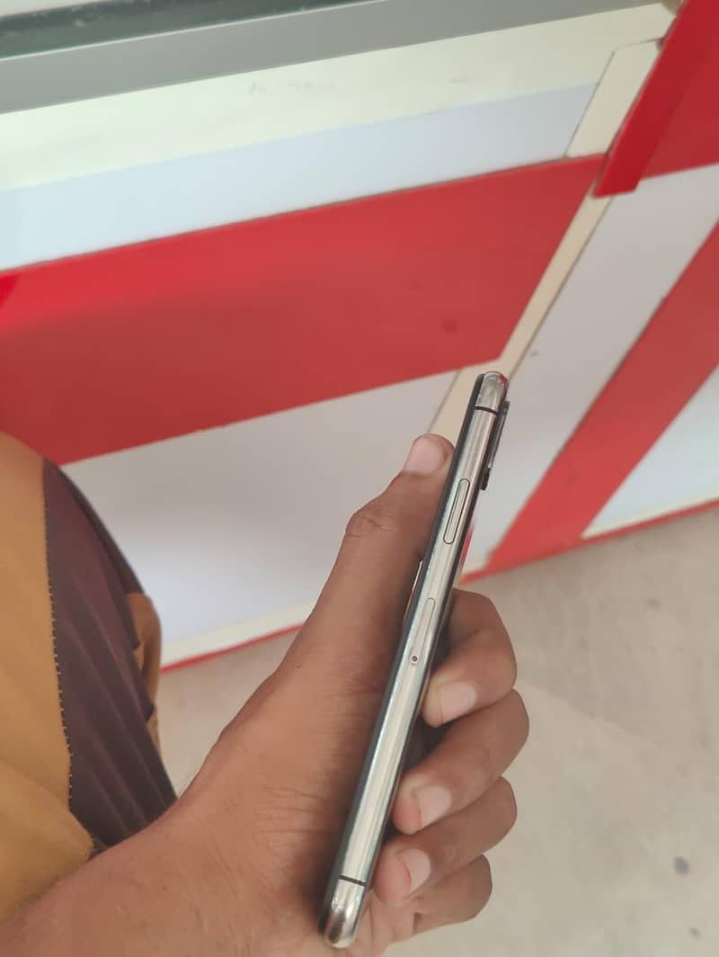 Apple iPhone X 3
