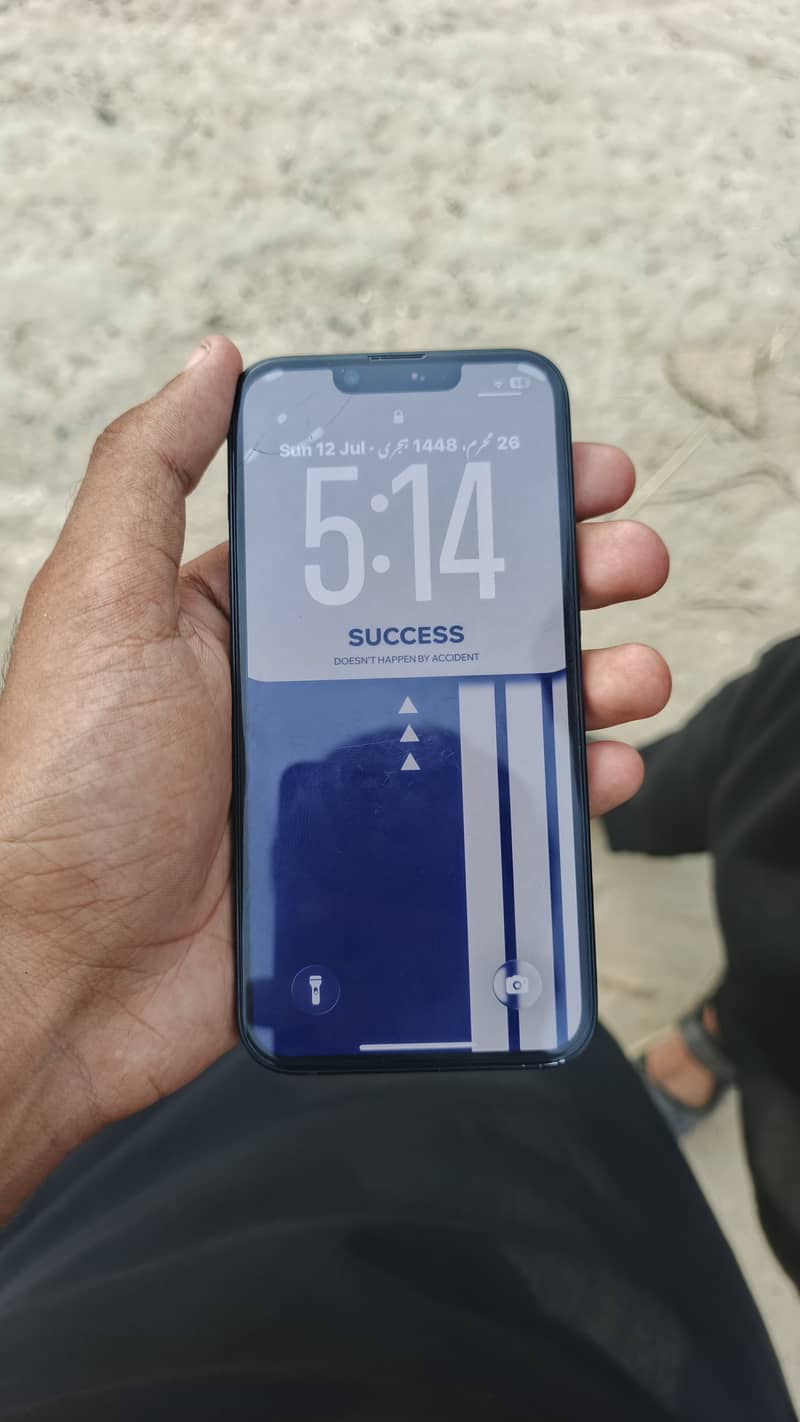 Apple iPhone 16e 5